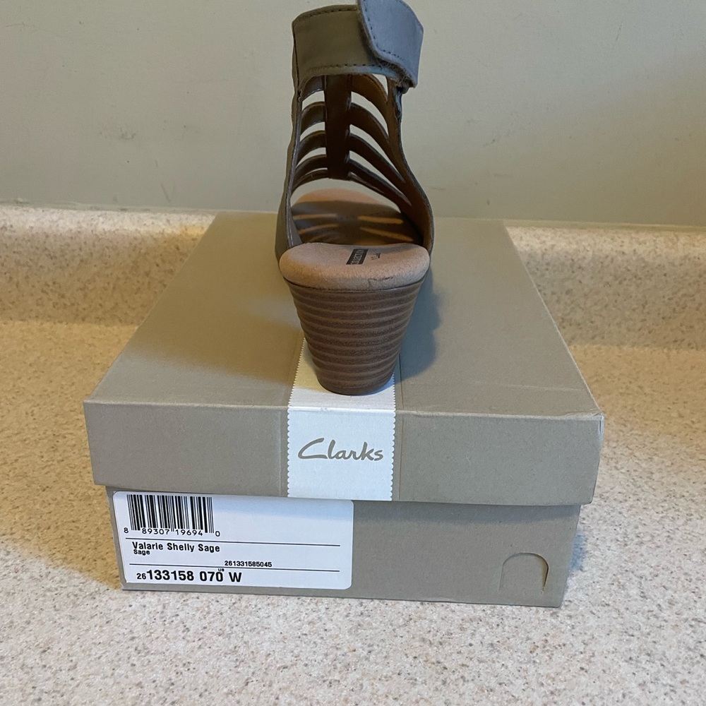 - NWT Clark’s Wonen’s Valerie Shelly Heeled Sandal. Sage color Size 7W - Picture 2 of 3